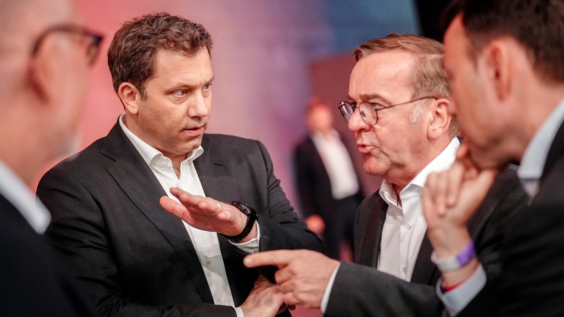 Boris Pistorius und Lars Klingbeil stehen beim SPD-Parteitag in einem Gespräch beisammen.