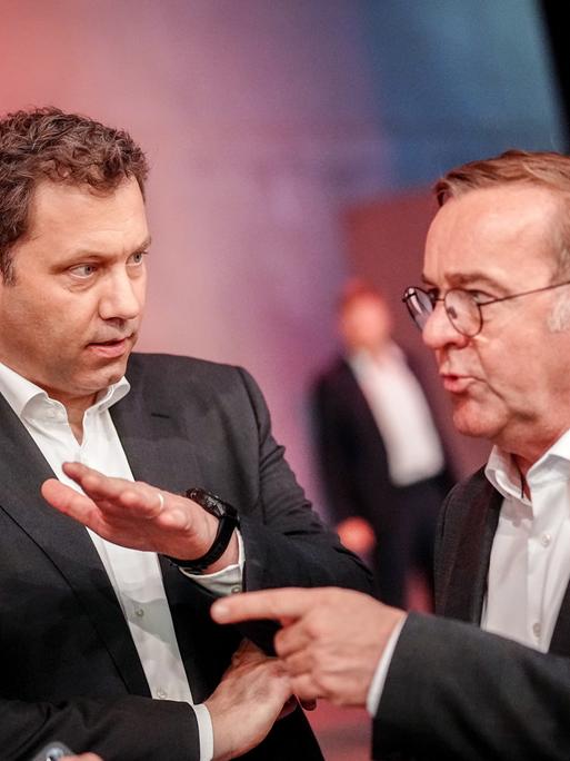 Boris Pistorius und Lars Klingbeil stehen beim SPD-Parteitag in einem Gespräch beisammen.