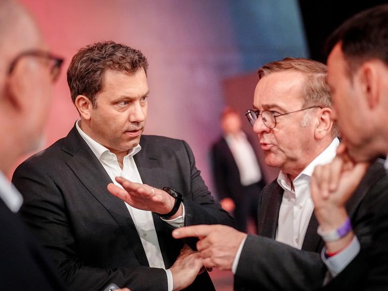 Boris Pistorius und Lars Klingbeil stehen beim SPD-Parteitag in einem Gespräch beisammen.