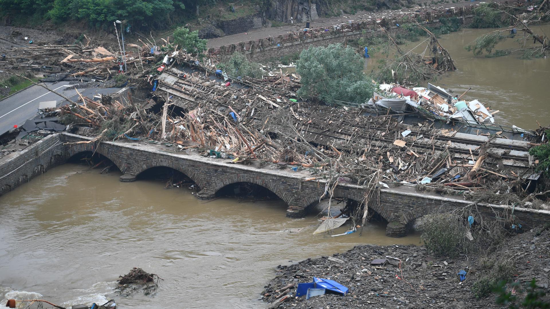 Eine Brücke nach Altenahr ist durch Schutt und eine Eisenbahnbrücke versperrt