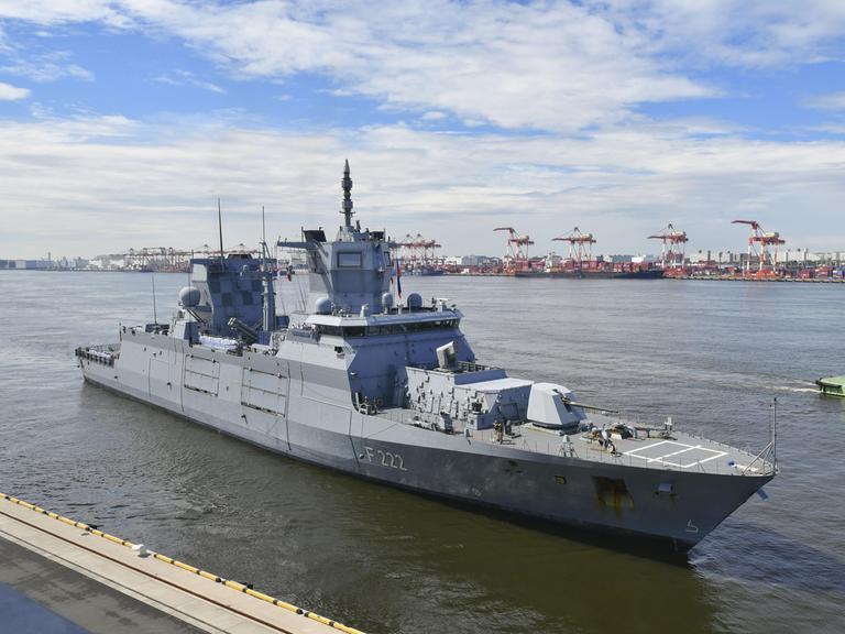 Die deutsche Fregatte "Baden-Württemberg" verlässt den Hafen von Tokio.