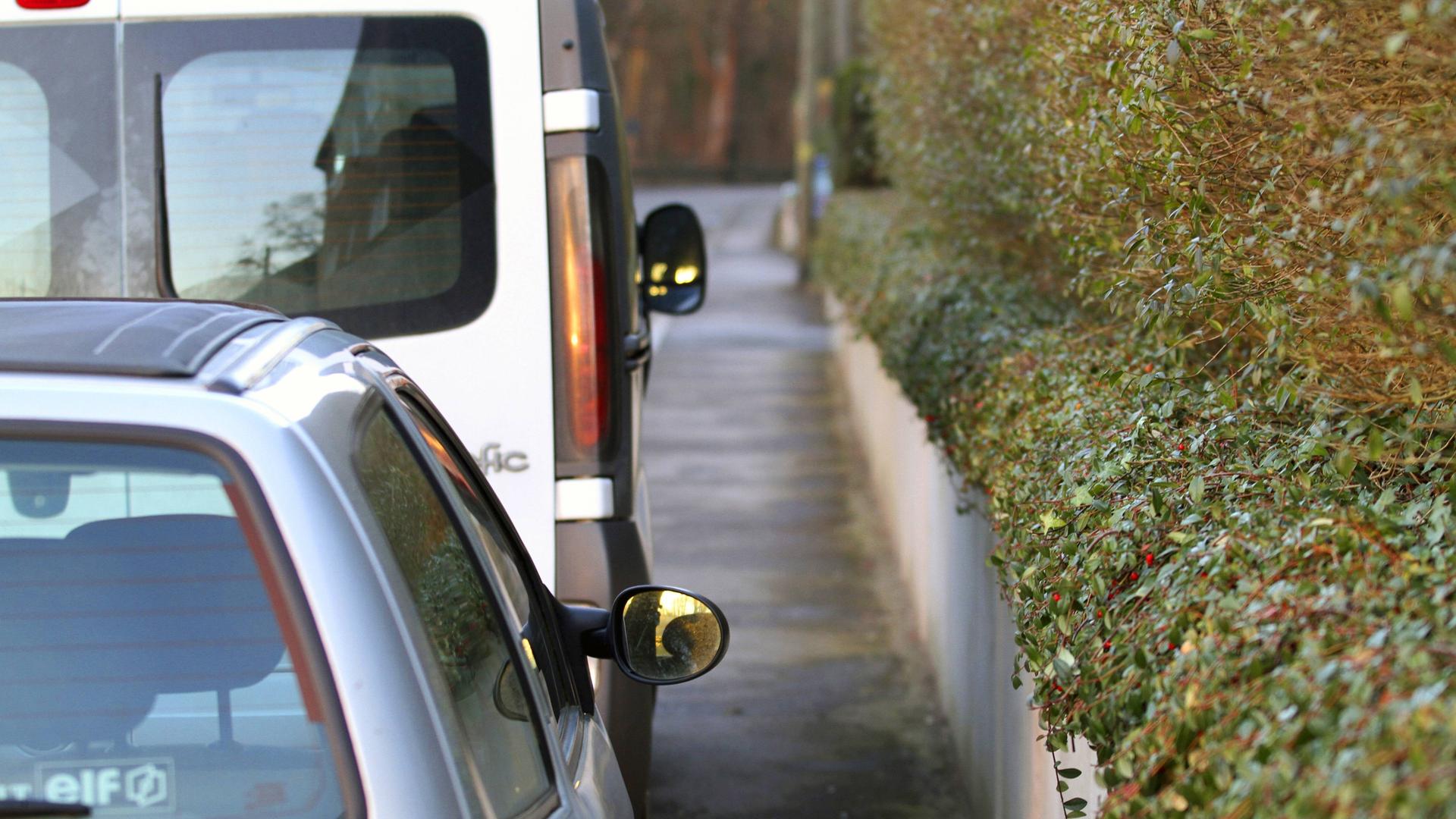 Autos parken auf einem Geh-Weg. Autos parken auf einem Geh-Weg.