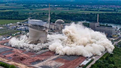 Kühltürme des stillgelegten Atomkraftwerks Philippsburg fallen nach der Sprengung zusammen. 