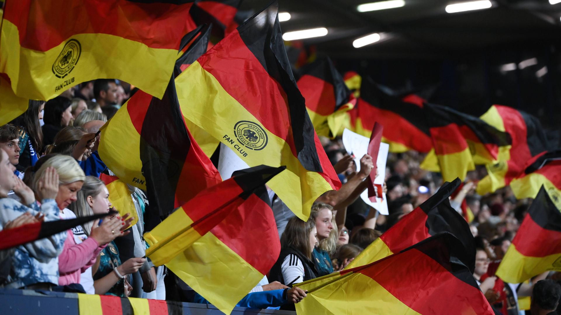 Nationalmannschaft - DFB erlaubt Konkurrenz für "Fan Club ...