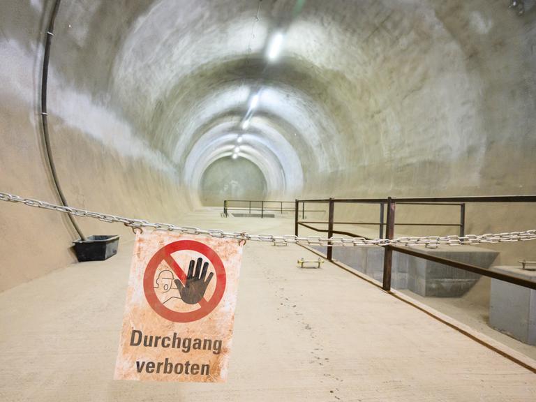 Ein Verbotsschild hängt im Schacht Konrad. Das ehemalige Eisenerzbergwerk ist das erste nach Atomrecht genehmigte Endlager für schwach- und mittelradioaktive Abfälle in Deutschland. 