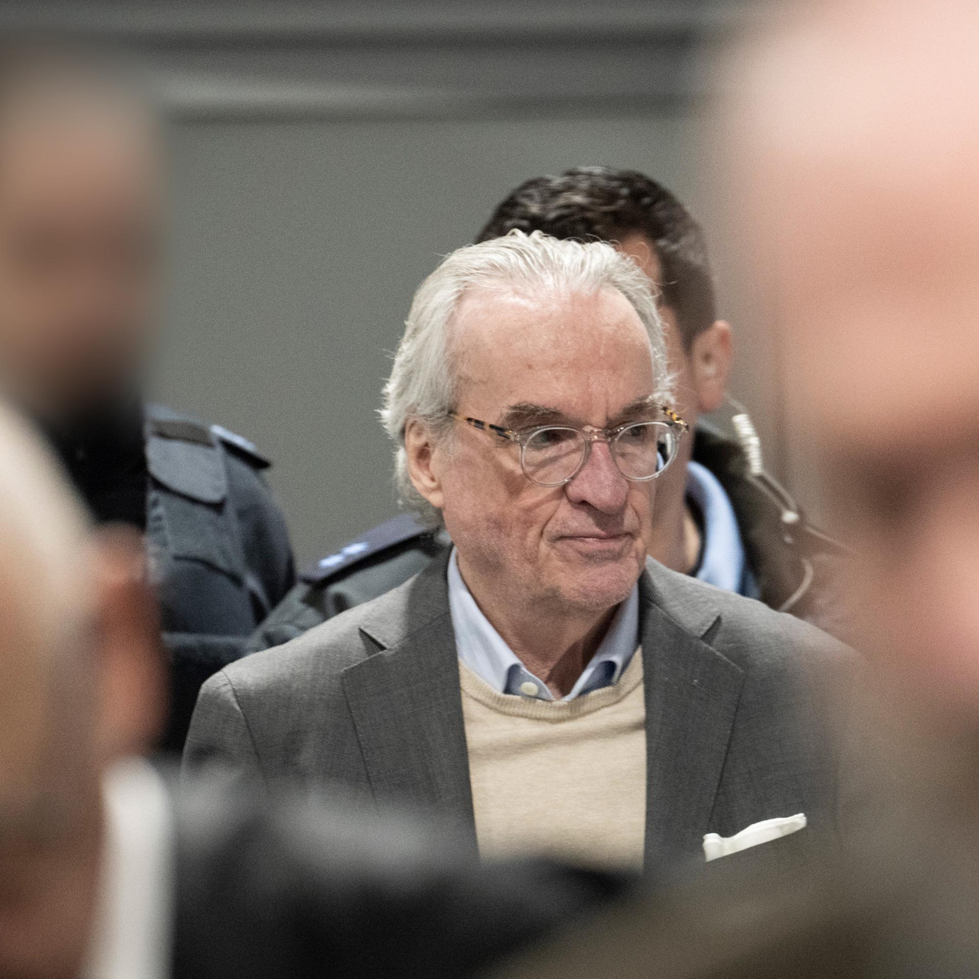 Frankfurt/Main: Der Hauptangeklagte Heinrich XIII. Prinz Reuß wird bei der Fortsetzung des Prozesses gegen die mutmaßliche "Reichsbürger"-Gruppe in den Saal geführt.