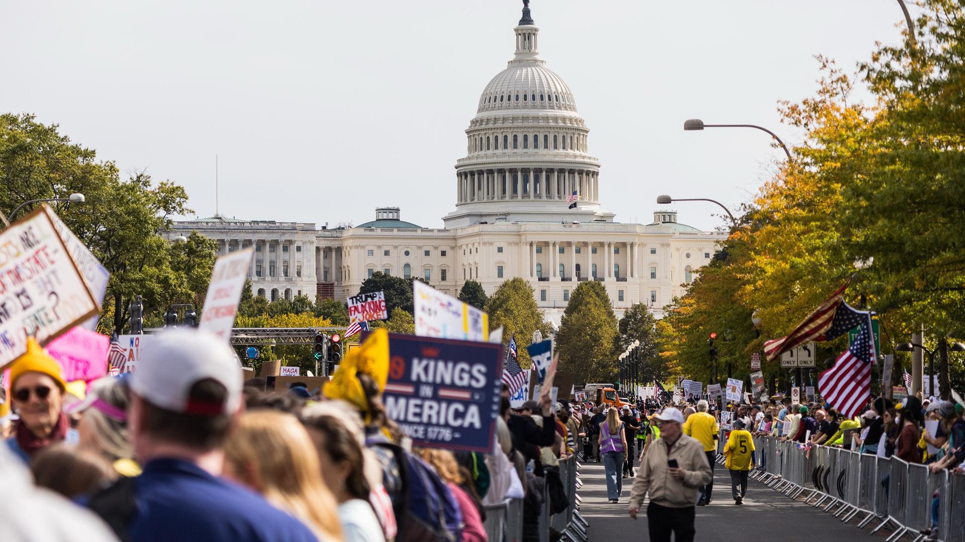 Tausende Menschen gehen in Washington auf die Straße, um gegen US-Präsident Trump zu protestieren. Viele halten Transparente hoch. Im Hintergrund ist das Kapitol zu sehen. Tausende Menschen gehen in Washington auf die Straße, um gegen US-Präsident Trump zu protestieren. Viele halten Transparente hoch. Im Hintergrund ist das Kapitol zu sehen.