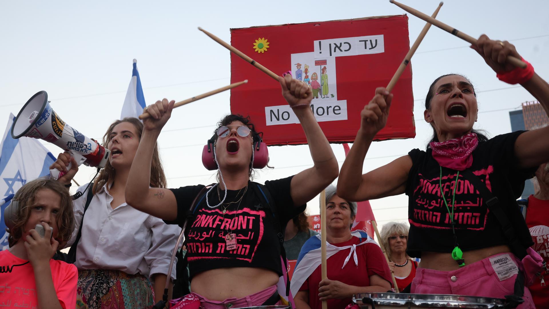 Israelische Aktivisten, die sich gegen die Regierung stellen, nehmen an einer Frauenrechtsdemonstration in der überwiegend ultraorthodoxen Stadt Bnei Brak teil.
