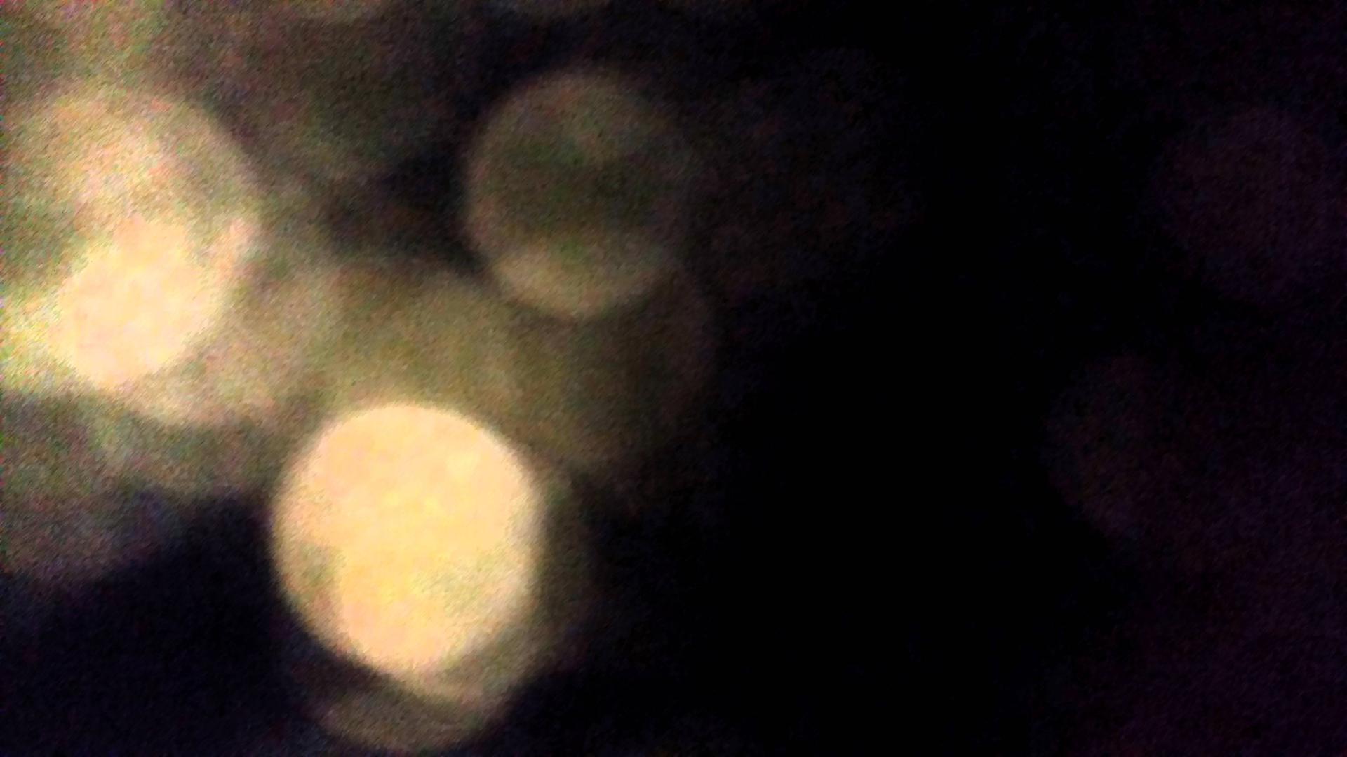 Schwarzer Hintergrund, davor abstrakte Kreise wie Lichtkegel, manche stärker, andere schwächer.