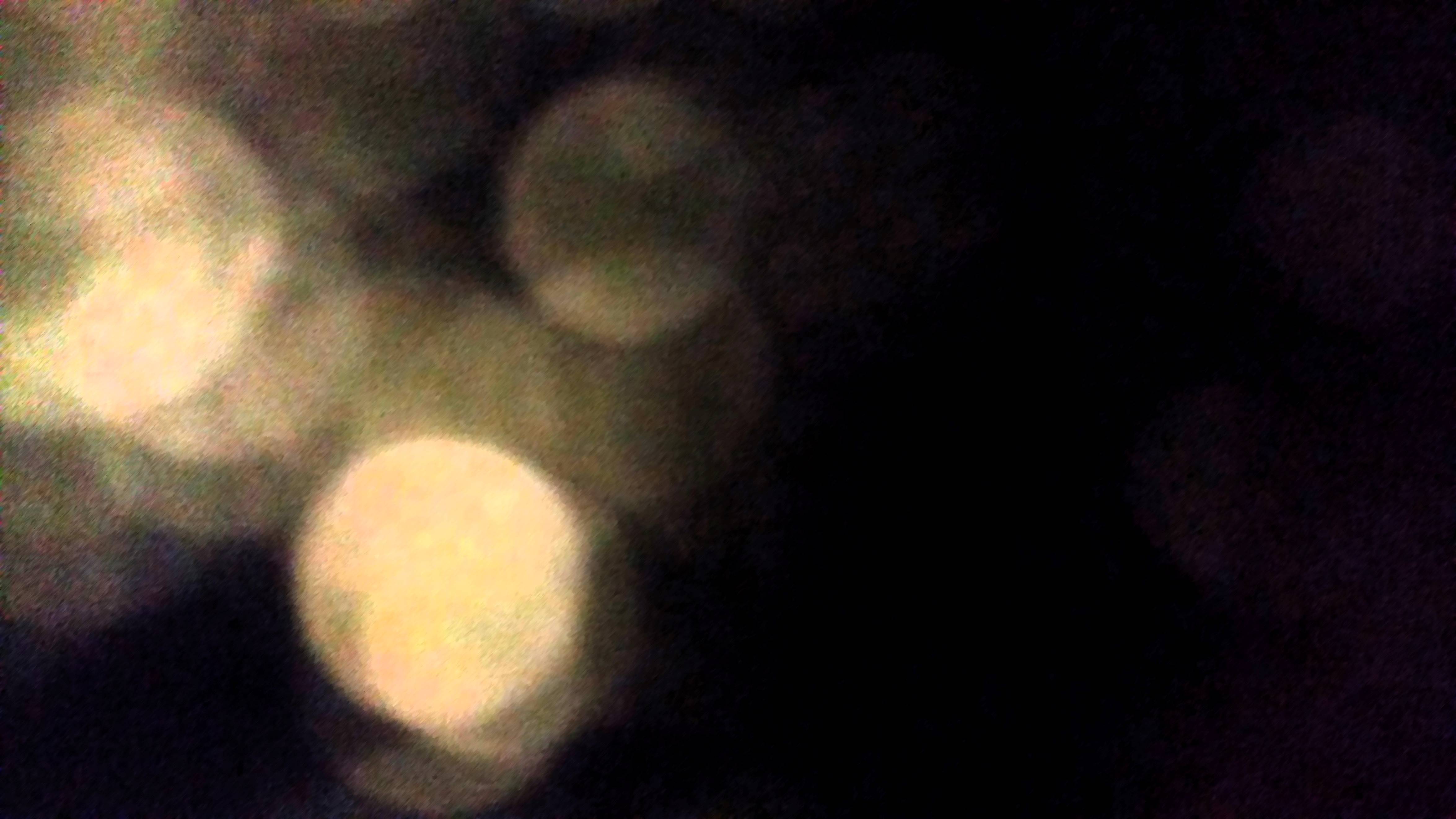 Schwarzer Hintergrund, davor abstrakte Kreise wie Lichtkegel, manche stärker, andere schwächer.