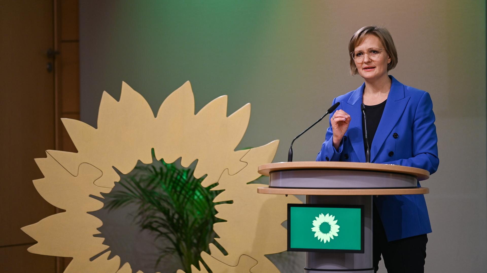 Die Bundesvorsitzende der Grünen, Franziska Brantner, steht bei einer Parteiveranstaltung in Erfurt am Rednerpult. Die Bundesvorsitzende der Grünen, Franziska Brantner, steht bei einer Parteiveranstaltung in Erfurt am Rednerpult.