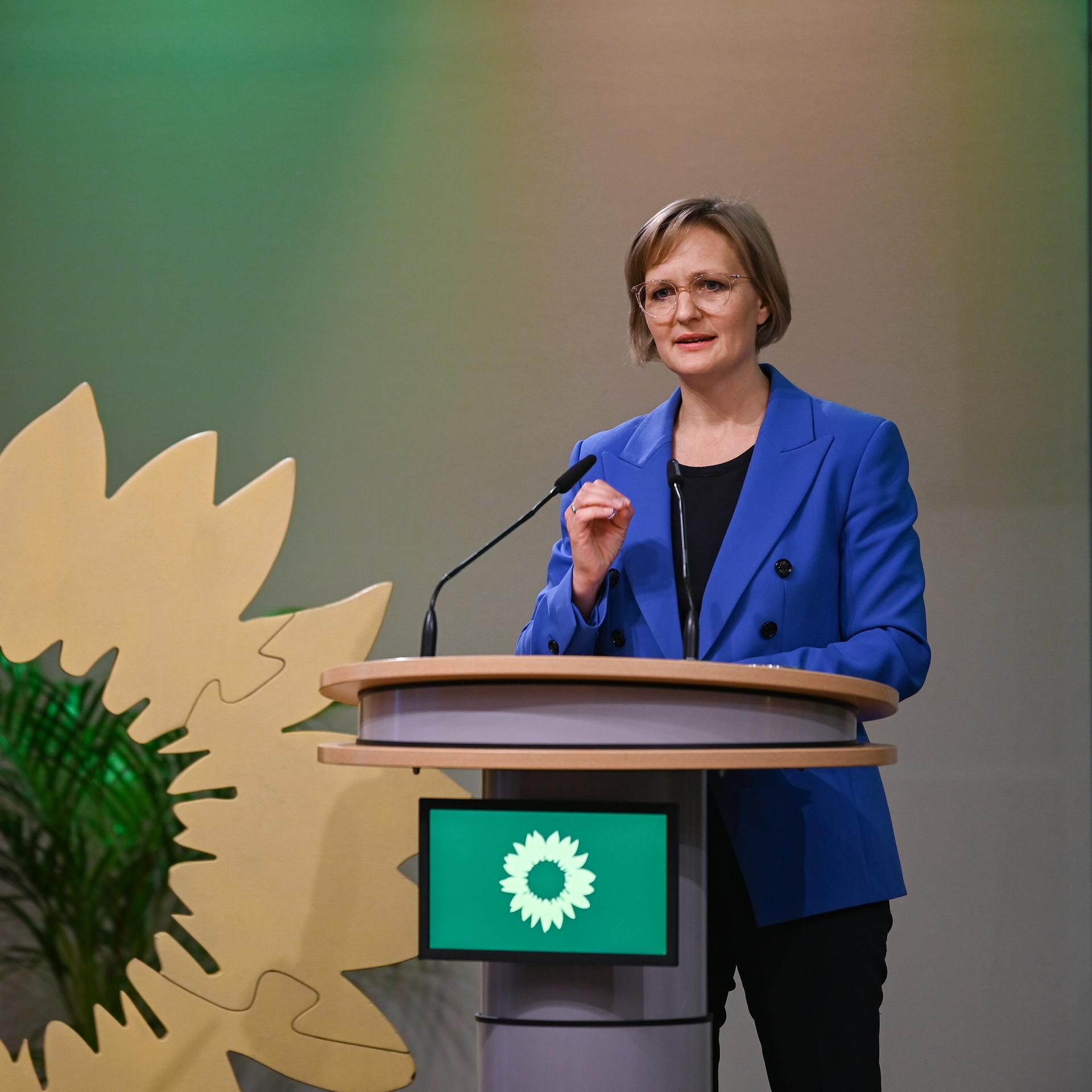 Die Bundesvorsitzende der Grünen, Franziska Brantner, steht bei einer Parteiveranstaltung in Erfurt am Rednerpult.
