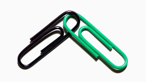 Schwarze und grüne Heftklammer, Symbolfoto schwarz-grüne Koalition