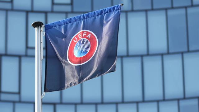 Eine Fahne von der UEFA weht im Wind.