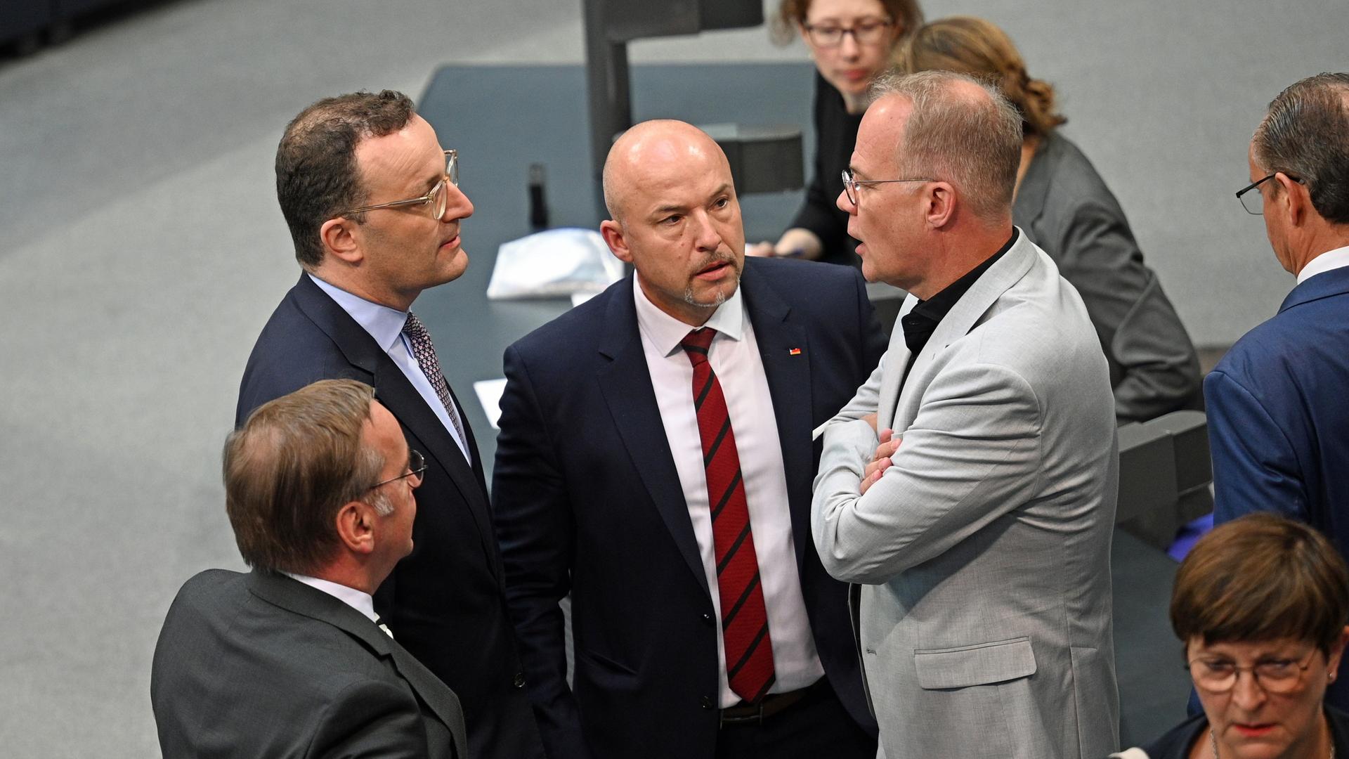 Jens Spahn (l), Vorsitzender der Unions-Fraktion im Bundestag, Alexander Hoffmann, CSU-Landesgruppenchef (M) und Matthias Miersch, SPD-Fraktionsvorsitzender, unterhalten sich im Bundestag zu Beginn der Sitzung. 