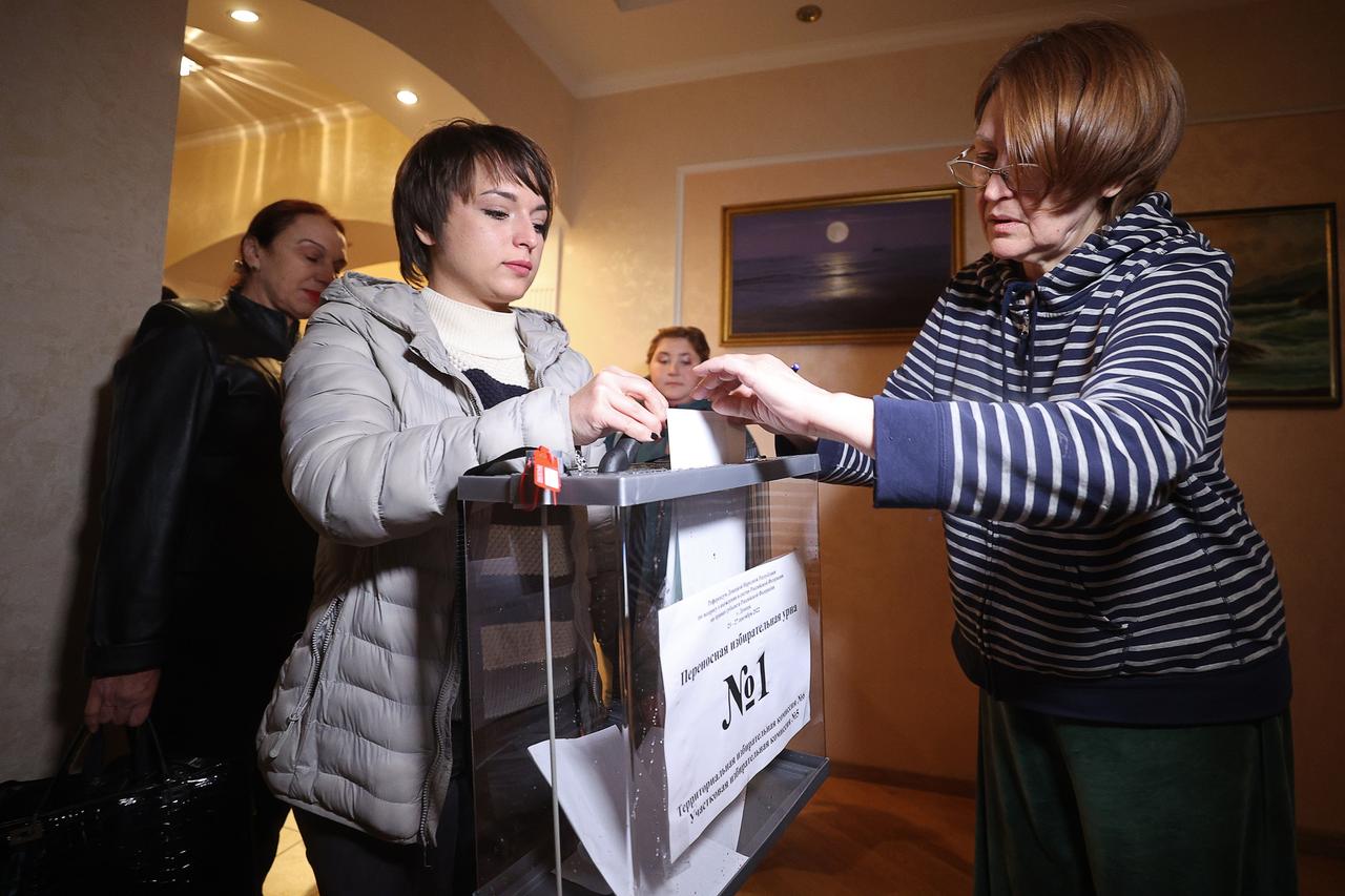 Eine Frau stimmt ab beim sogenannten Referendum in der sogenannten Volksrepublik Donezk