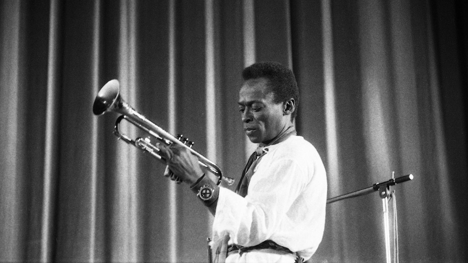 Miles Davis mit seiner Trompete bei einem Konzert in Paris im Jahr 1971 