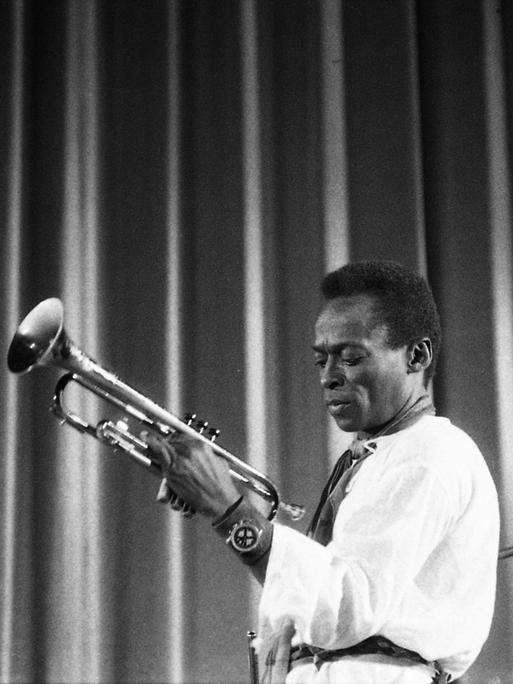 Miles Davis mit seiner Trompete bei einem Konzert in Paris im Jahr 1971 