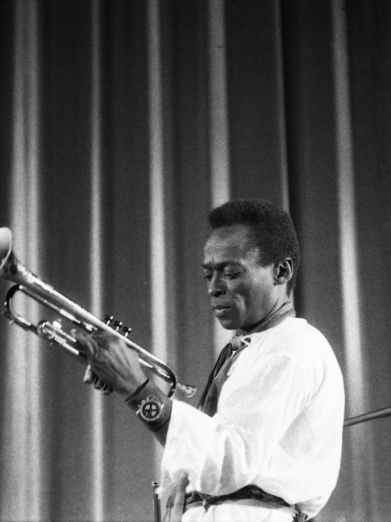Miles Davis mit seiner Trompete bei einem Konzert in Paris im Jahr 1971 