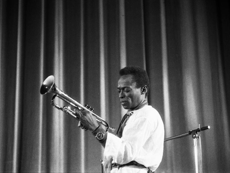 Miles Davis mit seiner Trompete bei einem Konzert in Paris im Jahr 1971 