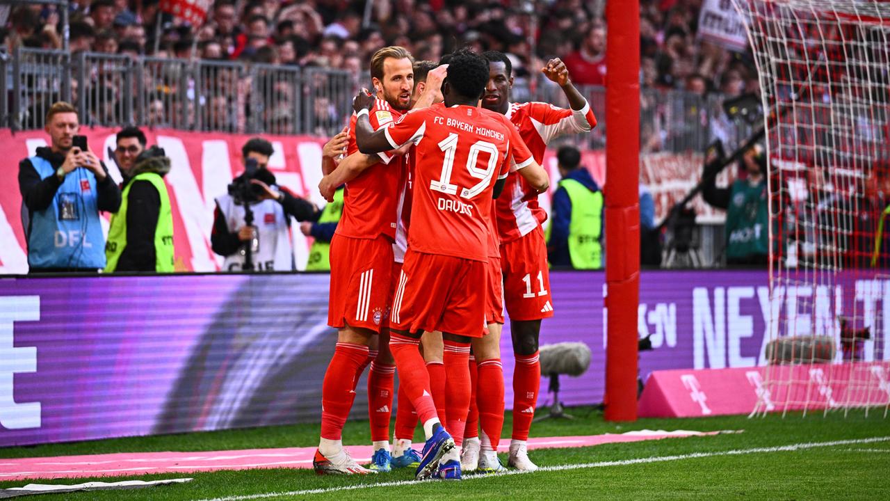 Harry Kane (Bayern München) jubelt nach seinem Tor zum 4:1 gegen Stuttgart mit Teamgefährten. 