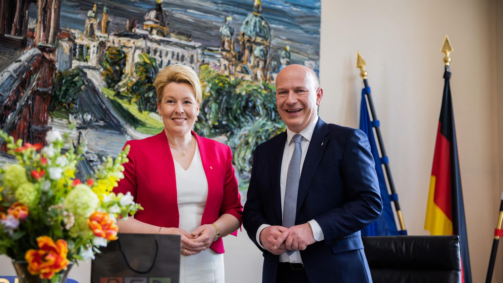 Die bisherige Regierende Bürgermeristerin von Berlin, Giffey von der SPD, steht neben ihre Nachfolger Wegner von der CDU. Die beiden lächeln in die Kameras. Die bisherige Regierende Bürgermeristerin von Berlin, Giffey von der SPD, steht neben ihre Nachfolger Wegner von der CDU. Die beiden lächeln in die Kameras.