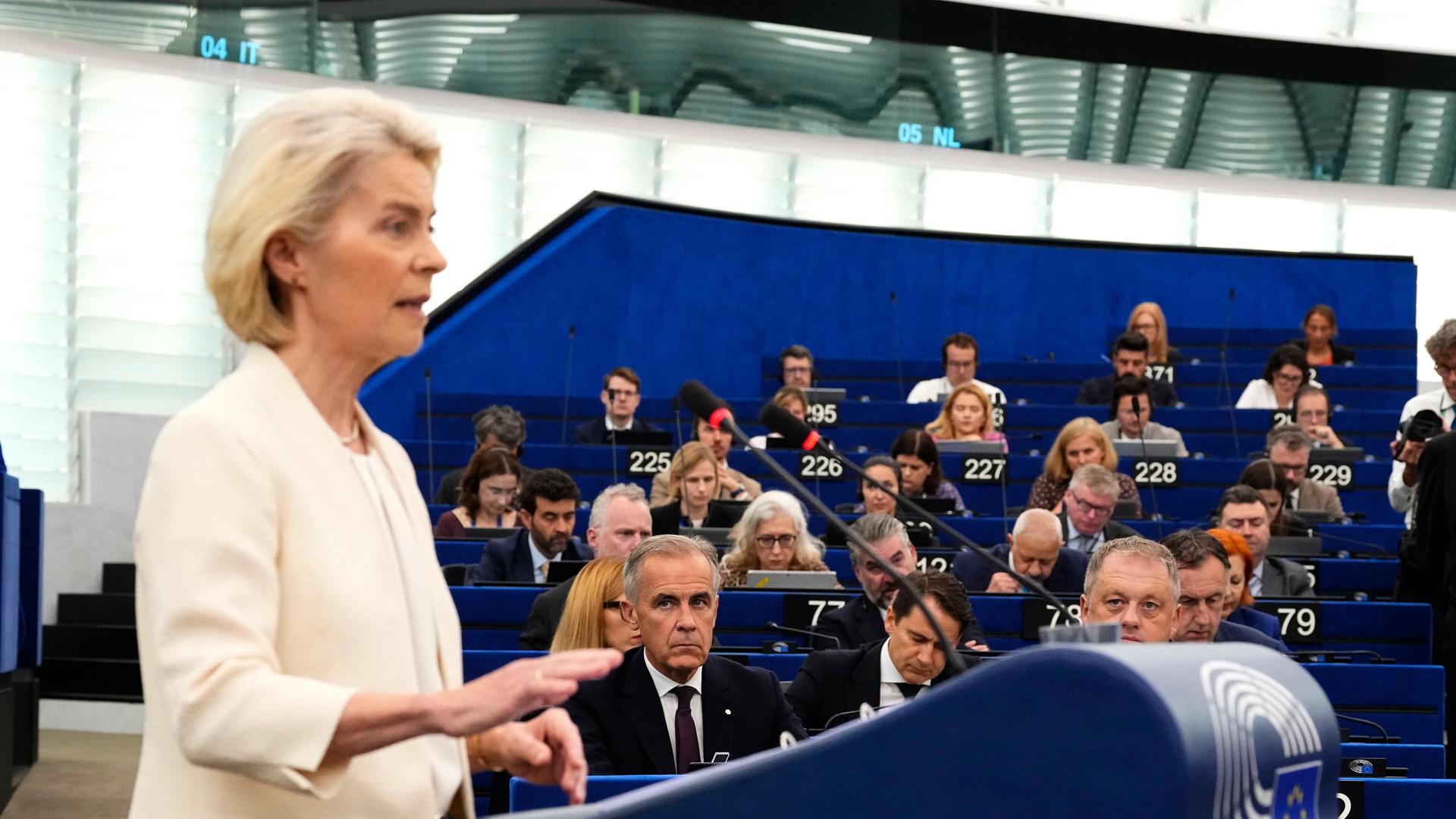 Kommissionspräsidentin von der Leyen steht hinter einem blauen Rednerpult.