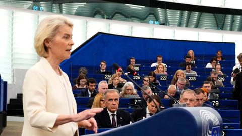 Kommissionspräsidentin von der Leyen steht hinter einem blauen Rednerpult.