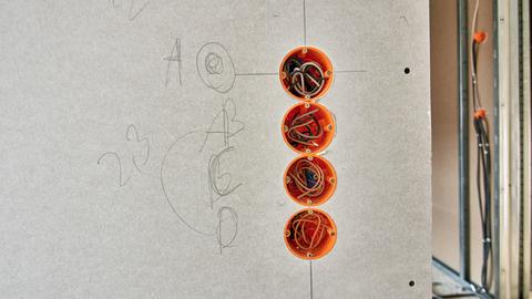 Elektroinstallation mit Unterputzdosen in einem Rohbau