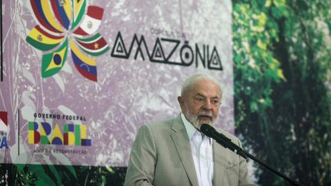 Lula da Silva, Präsident von Brasilien, spricht auf einer Pressekonferenz zum Abschluss des Gipfeltreffens der Staats- und Regierungschefs der Amazonasländer.