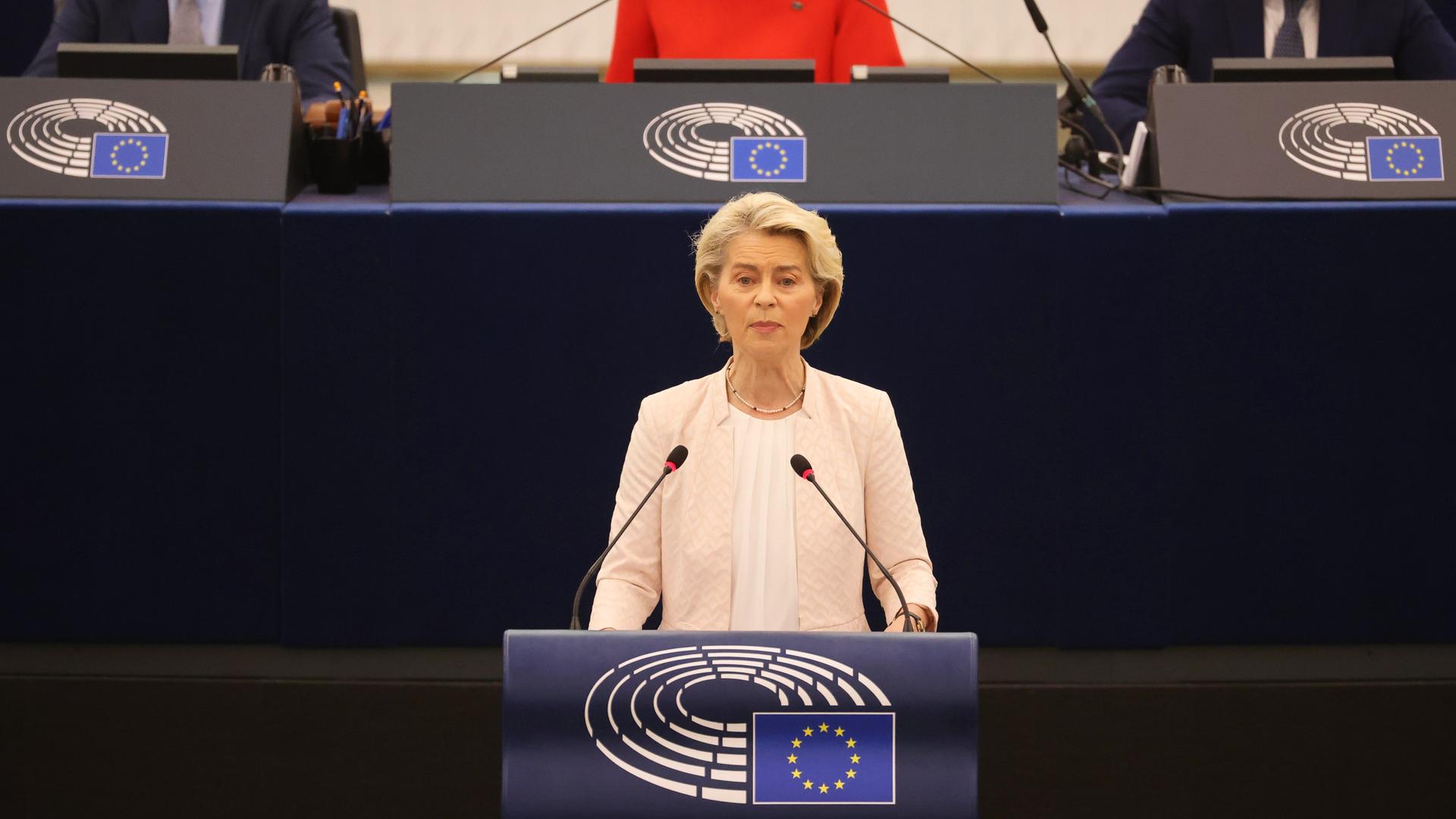 Straßburg: Ursula von der Leyen (CDU, vorne), amtierende Präsidentin der Europäischen Kommission, spricht während der Plenarsitzung des Europäischen Parlaments.