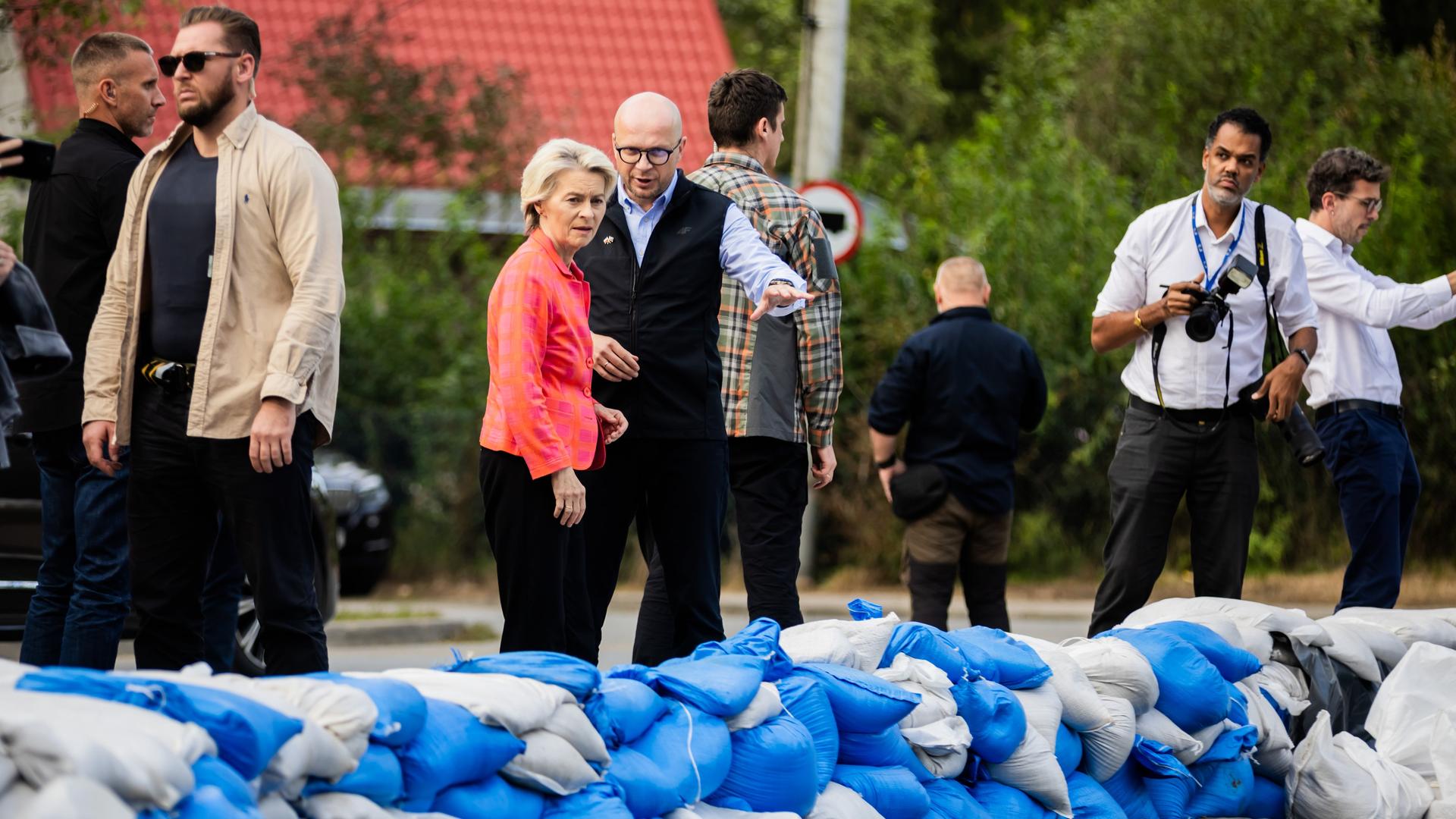 EU-Kommissionspräsidentin Ursula von der Leyen im polnischen Hochwassergebiet