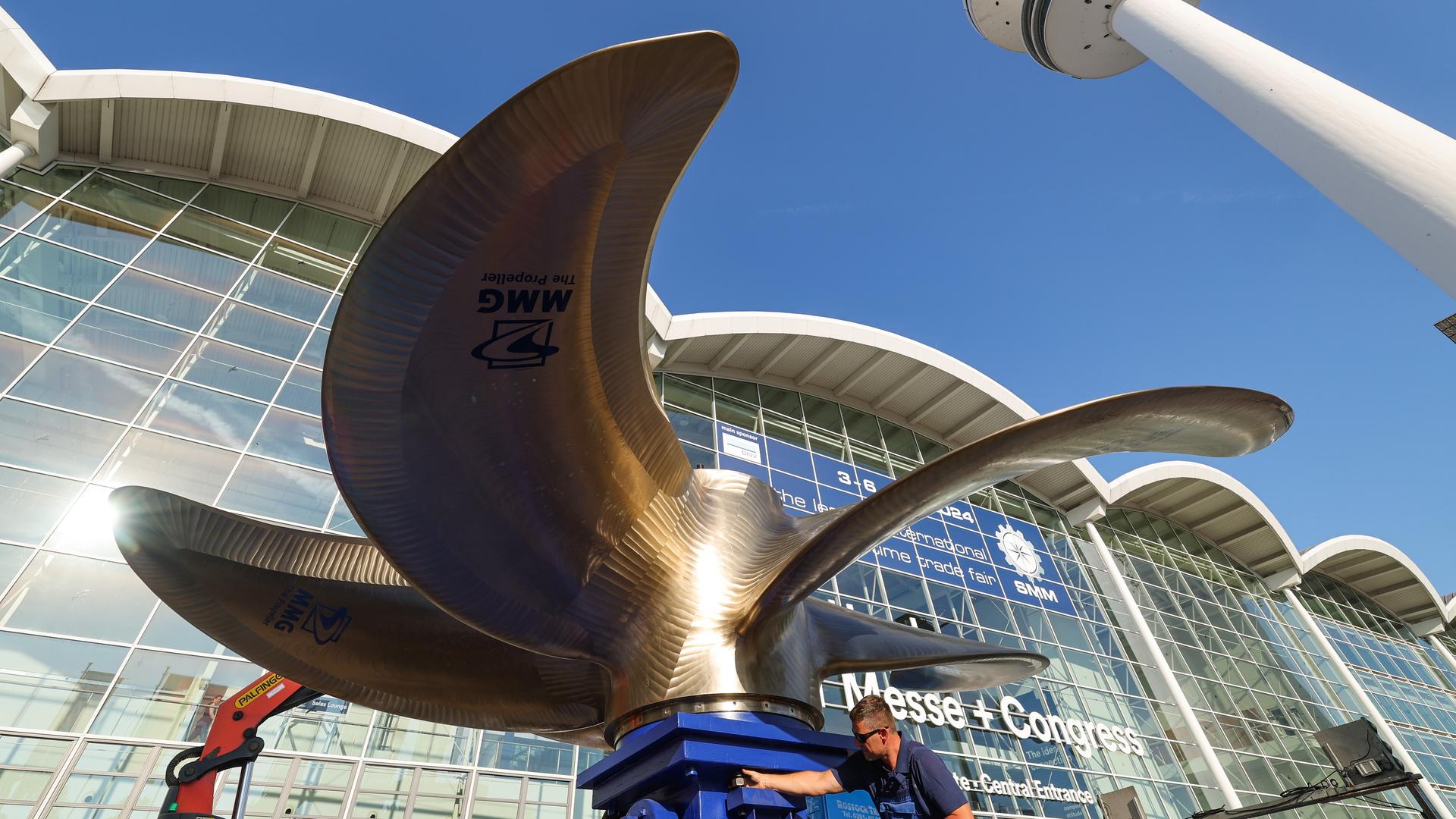 Mitarbeiter stellen einen Schiffspropeller für die Messe SMM 2024 in Hamburg auf. Mitarbeiter stellen einen Schiffspropeller für die Messe SMM 2024 in Hamburg auf.