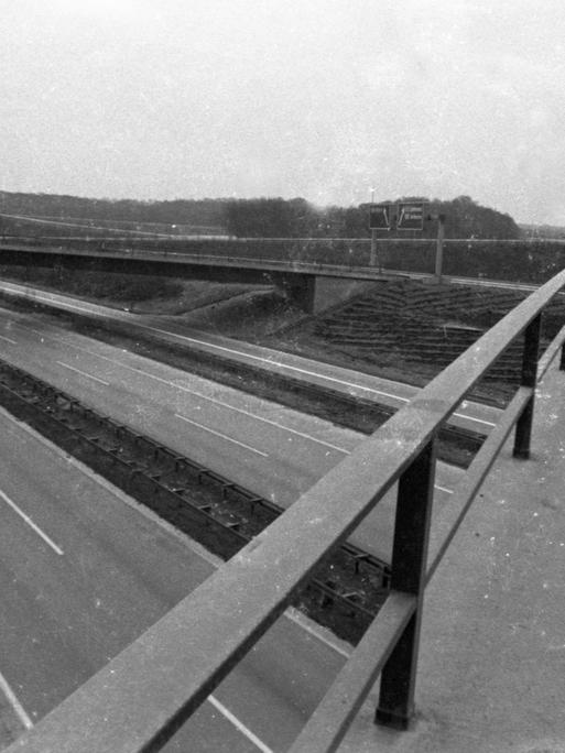 Leere Autobahn am 2. autolosen Sonntag am 1.12.1973 im Ruhrgebiet, Kamener Kreuz bei Duisburg