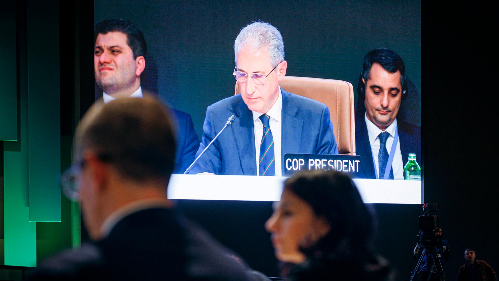 Mukhtar Babayev, COP29 President, aufgenommen im Rahmen der Weltklimakonferenz COP29 in Baku. Unscharf im Vordergrund: Bundesaußenministerin Annalena Baerbock.