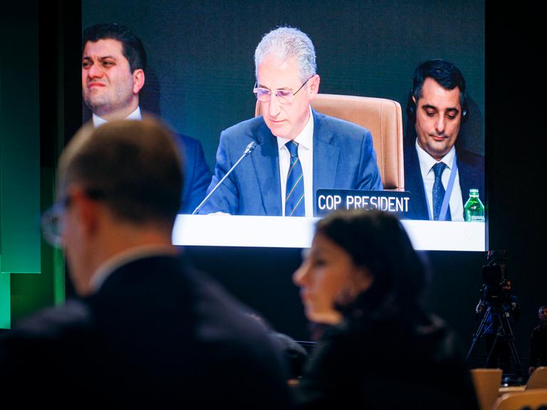 Mukhtar Babayev, COP29 President, aufgenommen im Rahmen der Weltklimakonferenz COP29 in Baku. Unscharf im Vordergrund: Bundesaußenministerin Annalena Baerbock.