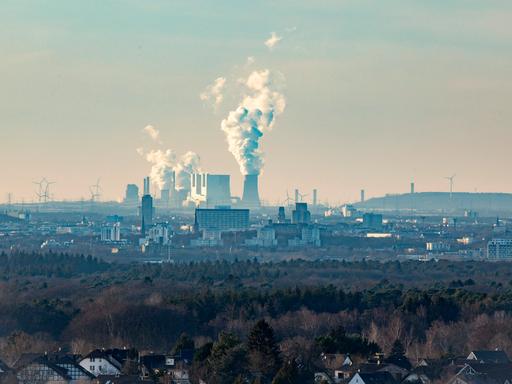 Blick aus 30 Kilometer Entfernung auf das RWE Kraftwerk Neurath am 14.02.2021