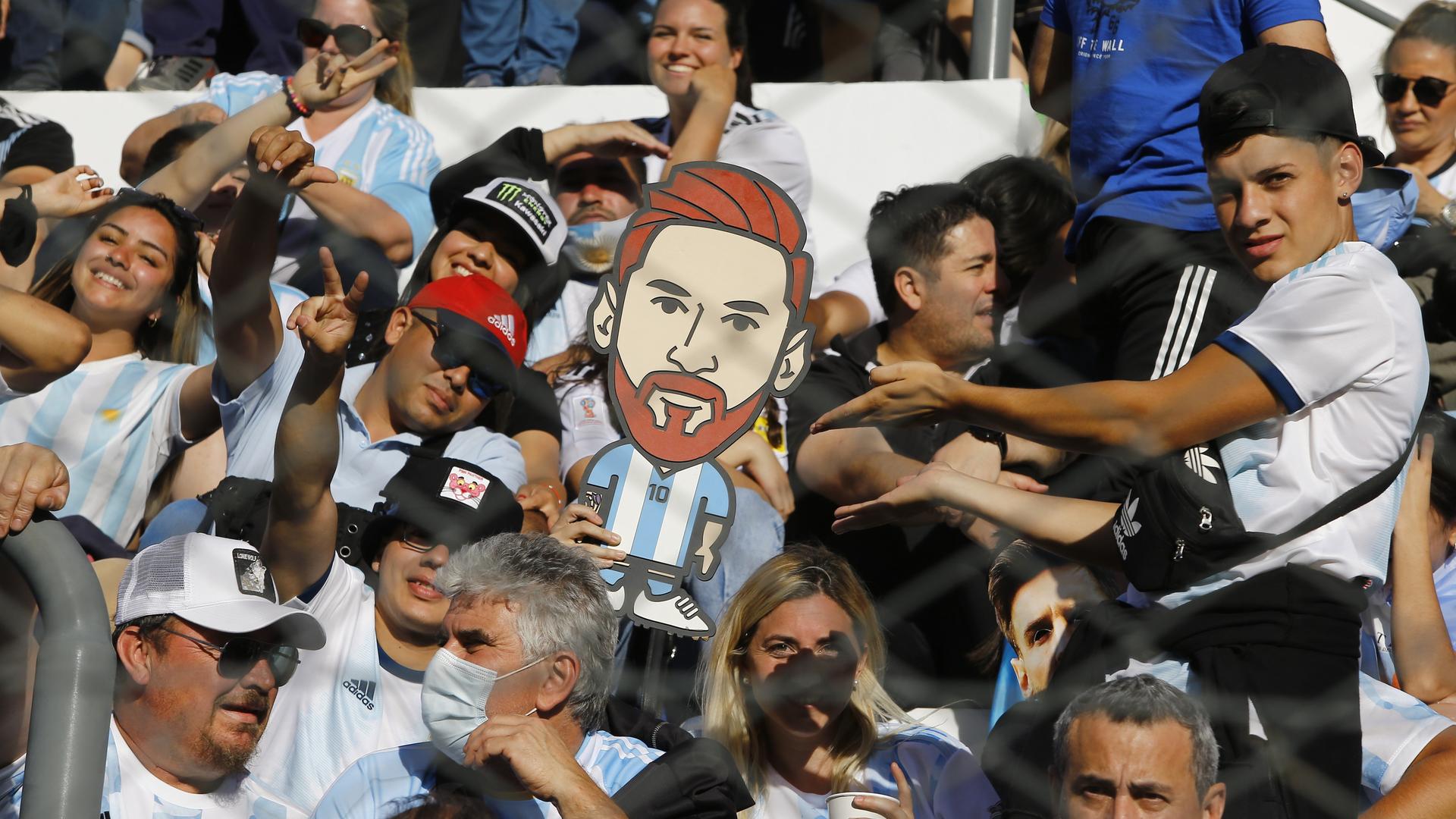 Argentinische Fußballfans mit einer Messi-Figur.