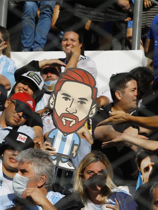 Argentinische Fußballfans mit einer Messi-Figur.