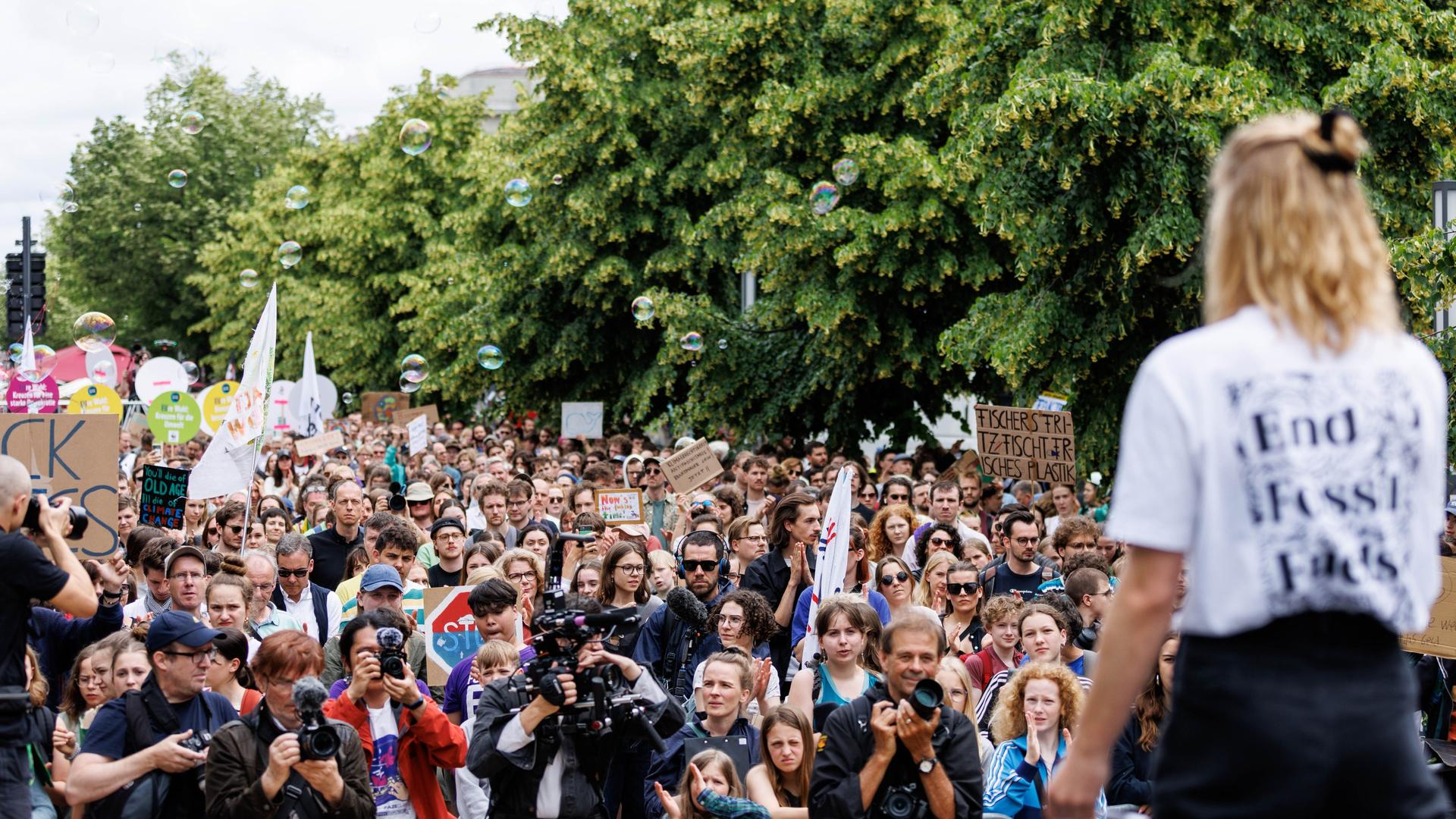 Carla Reemtsma, Klimaschutzaktivistin von Fridays For Future, während einer Reder zum Klimastrike zur EU-Wahl in Berlin. Carla Reemtsma, Klimaschutzaktivistin von Fridays For Future, während einer Reder zum Klimastrike zur EU-Wahl in Berlin.