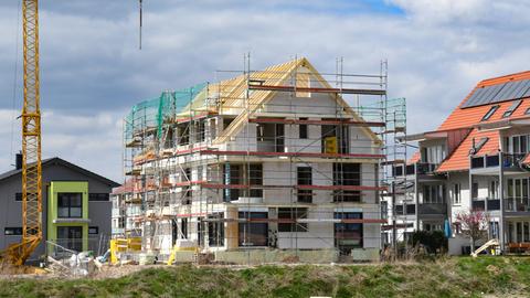 Wohnungsbau in einem Neubaugebiet in Endingen am Kaiserstuhl. Trotz steigender Preise ist das Interessen an Immobilien ungebrochen.