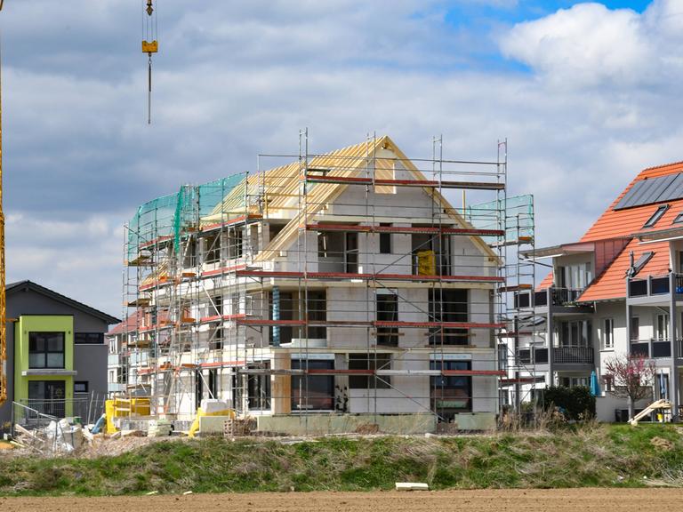 Wohnungsbau in einem Neubaugebiet in Endingen am Kaiserstuhl. Trotz steigender Preise ist das Interessen an Immobilien ungebrochen.