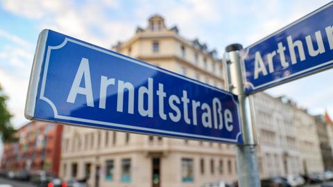Das Straßenschild der Arndtstraße in Leipzig. Die Straße soll in Hanna-Arendt-Straße umbenannt werden. 