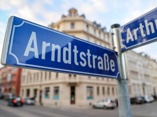 Das Straßenschild der Arndtstraße in Leipzig. Die Straße soll in Hanna-Arendt-Straße umbenannt werden. 