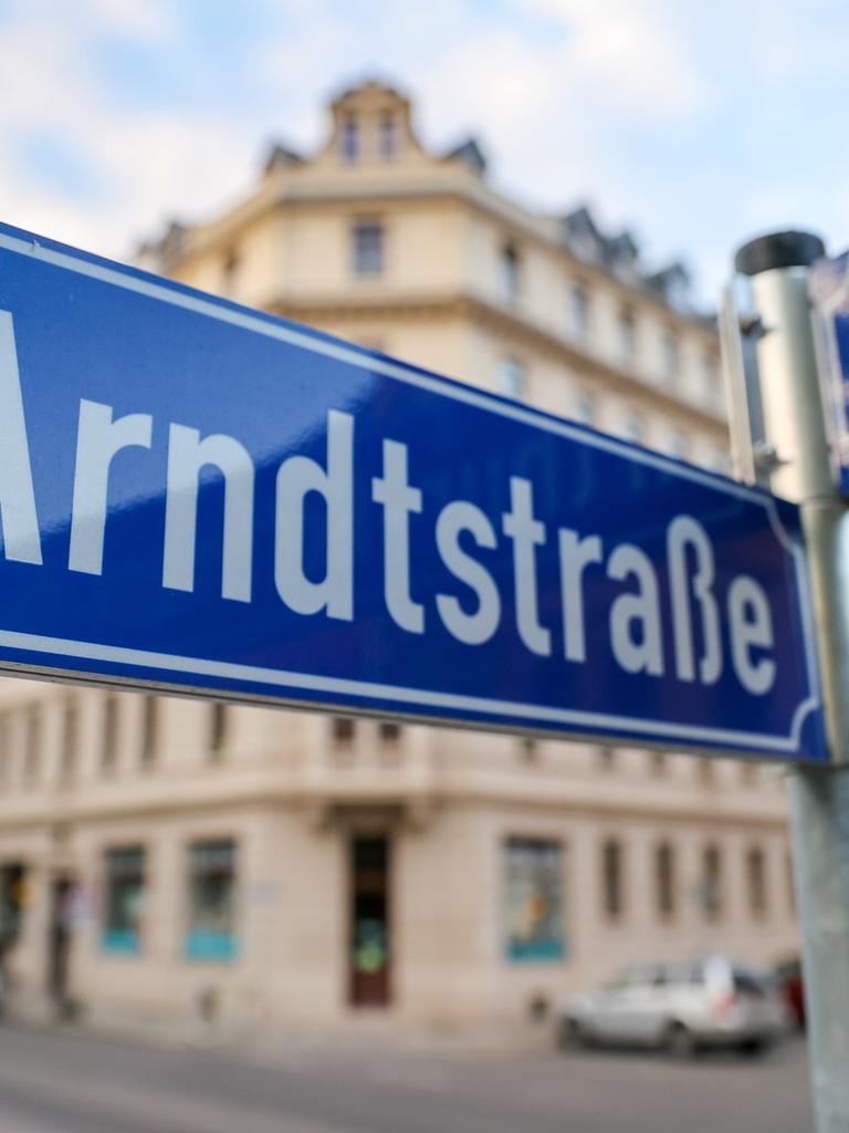 Das Straßenschild der Arndtstraße in Leipzig. Die Straße soll in Hanna-Arendt-Straße umbenannt werden. 