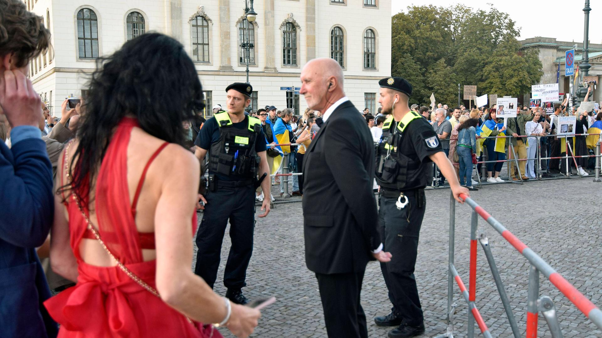 Protest gegen den Auftritt von Anna Netrebko vor der Deutschen Staatsoper Unter den Linden in Berlin