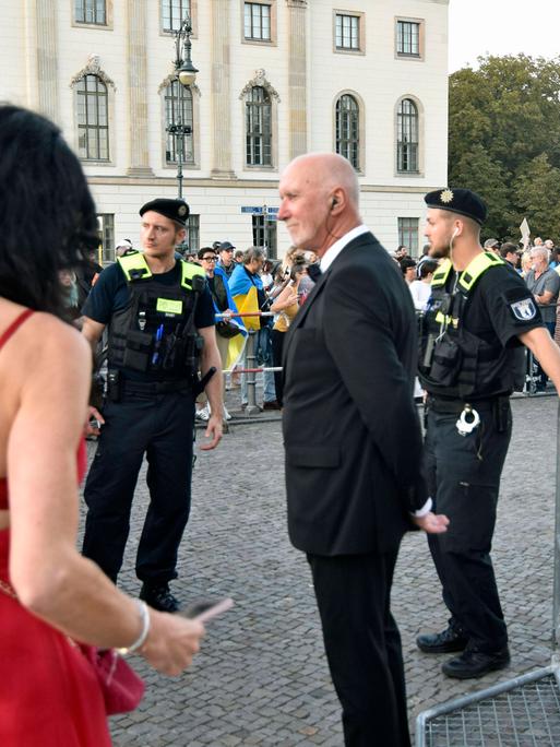 Protest gegen den Auftritt von Anna Netrebko vor der Deutschen Staatsoper Unter den Linden in Berlin