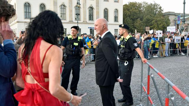 Das Foto zeigt Demonstranten vor der Berliner Oper. 
