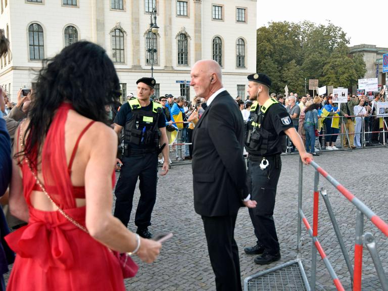 Protest gegen den Auftritt von Anna Netrebko vor der Deutschen Staatsoper Unter den Linden in Berlin
