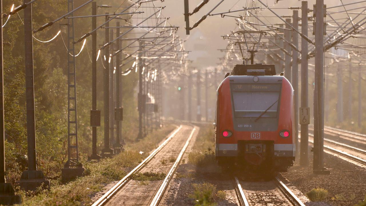 Eine S-Bahn fährt auf der Bahntrasse.